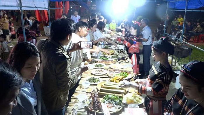Người dân và du khách cùng thưởng thức ẩm thực truyền thống. Ảnh: Xuân Dũng