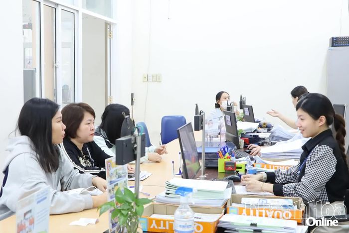 Nhân viên Trung tâm Dịch vụ việc làm tỉnh giải quyết hồ sơ hưởng trợ cấp thất nghiệp và tư vấn việc làm mới cho người lao động.