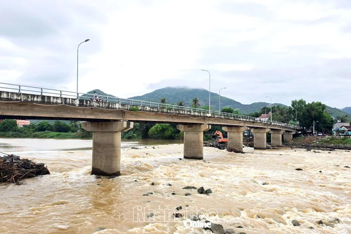 Dòng chảy Sông Cái sẽ được thông thoáng sau khi tháo dỡ đập tạm Xuân Phong.