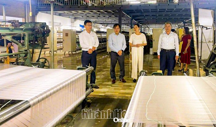 Đoàn công tác xã Ninh Sơn tham quan, tìm hiểu nhu cầu thu mua kén tằm làm nguyên liệu dệt tại Lâm Đồng.