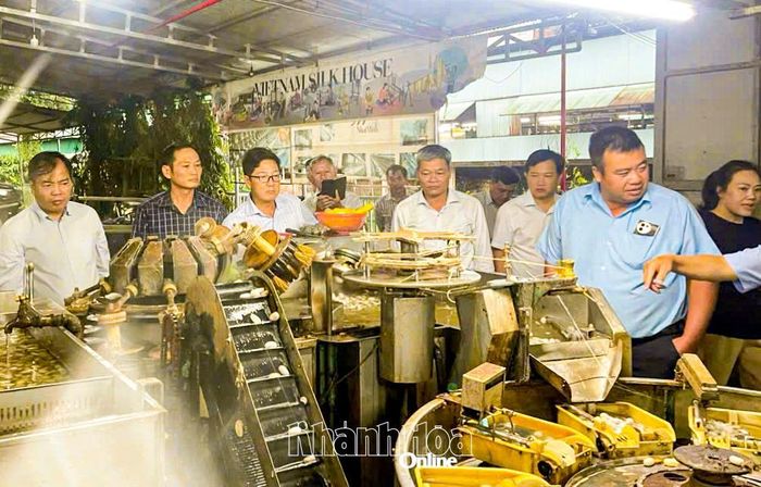 Đoàn công tác xã Ninh Sơn tìm hiểu quy trình xử lý kén tằm tại Lâm Đồng.