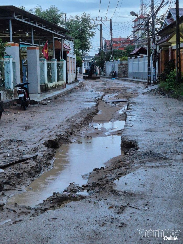 Nhiều đoạn trên đường Trương Định đang thi công bị sụt lún, lầy lội và đọng nước.