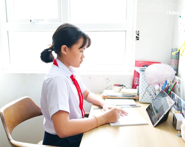 Học sinh Trường THCS Đông Hải học trực tuyến tại nhà.