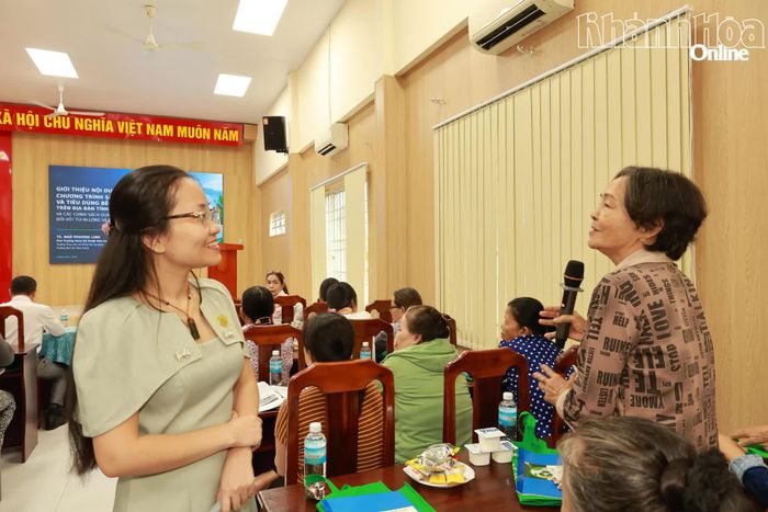Người dân xã Diên Điền trao đổi tại hội nghị.