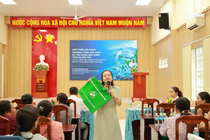 Báo cáo viên tuyên truyền tại hội nghị.