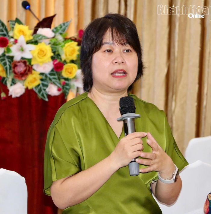 Báo cáo viên Nguyễn Thị Thu Thị - Chuyên gia về giới, bạo lực giới và công tác xã hội trao đổi với học viên.
