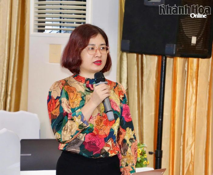 Báo cáo viên Nguyễn Hiền Minh - Chuyên gia về giới, bạo lực giới và công tác xã hội trao đổi với học viên.