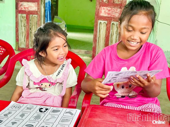 Các em nhỏ hào hứng làm quen với từ vựng tiếng Anh qua các hoạt động tại câu lạc bộ.