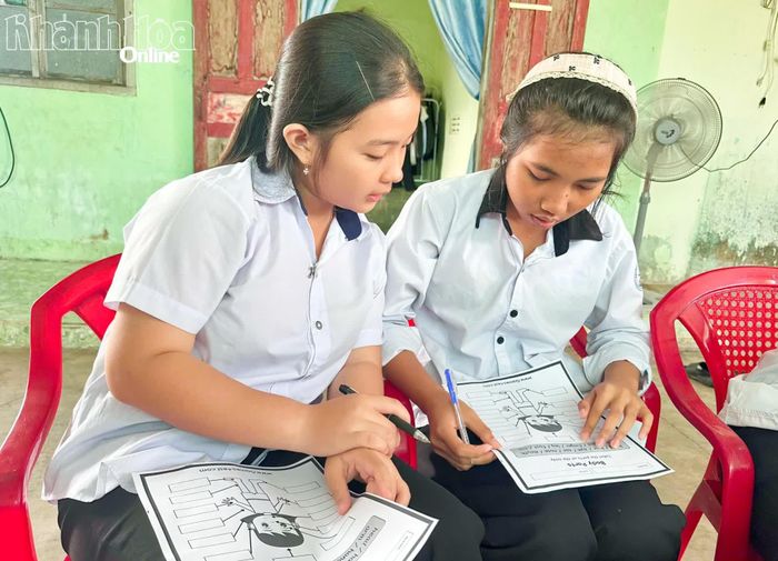 Học sinh cùng trao đổi, hoàn thành bài tập tiếng Anh trong một buổi sinh hoạt của câu lạc bộ.