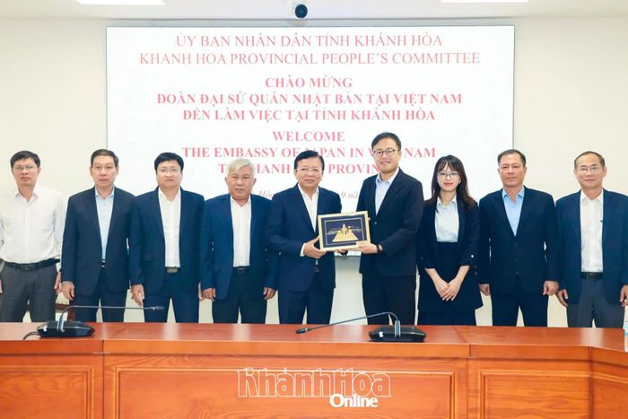 Các đại biểu chụp hình lưu niệm.