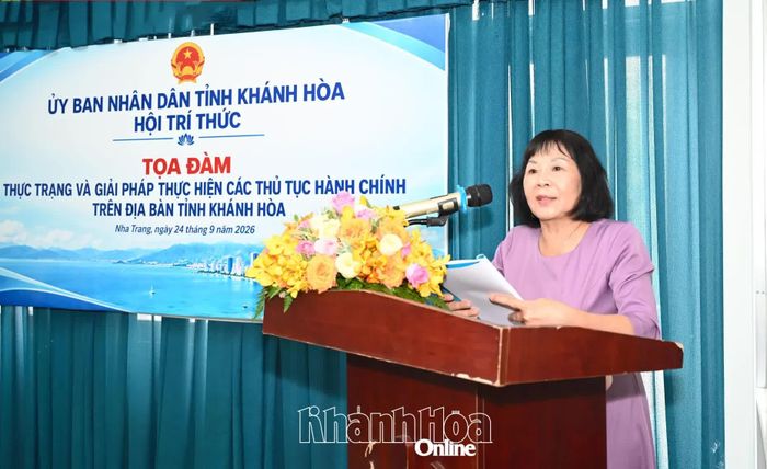 Bà Hoàng Thị Lệ Hà - Ủy viên Ban Thường vụ Hội Trí thức tỉnh phát biểu đề dẫn.