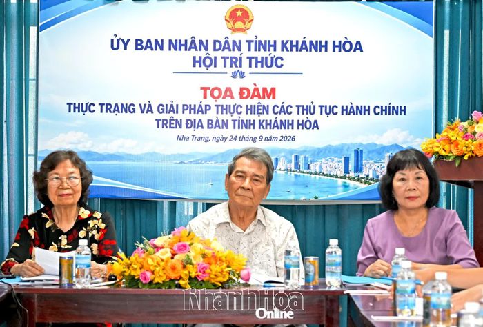 Ông Phạm Văn Chi và đại diện Hội Trí thức tỉnh tại buổi tọa đàm.