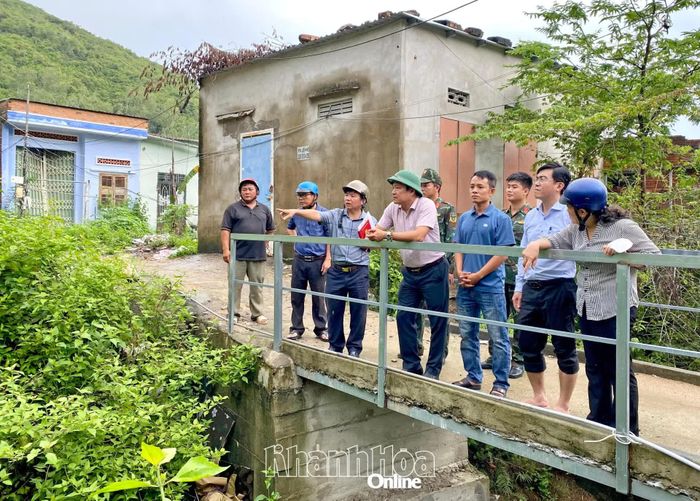 Đoàn công tác kiểm tra mương thoát nước tại Tổ dân phố Thành Đạt.