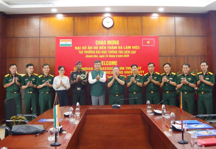 Đoàn công tác chụp ảnh lưu niệm với nhà trường.