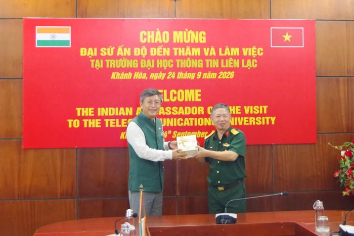 Đại sứ Ấn Độ tặng quà lưu niệm cho nhà trường.