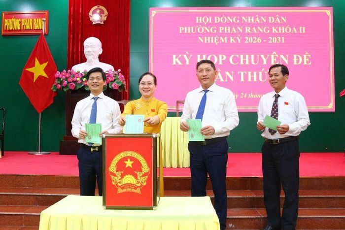 Các đại biểu tham gia bỏ phiếu bầu.