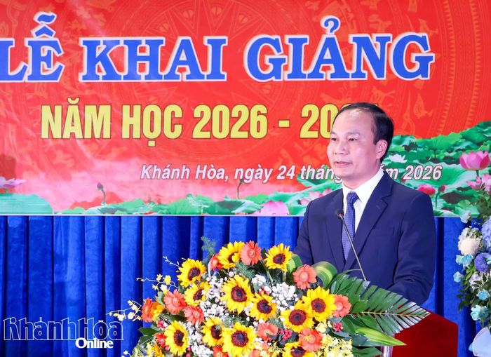Ông Lê Phú Thắng - Hiệu trưởng Trường Dự bị Đại học Dân tộc Trung ương Nha Trang phát biểu tại lễ khai giảng.