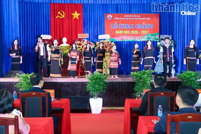 Một tiết mục văn nghệ tại lễ khai giảng.