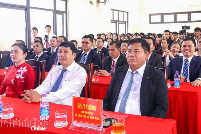 Thứ trưởng Bộ Dân tộc và Tôn giáo Y Thông và các đại biểu tại lễ khai giảng.