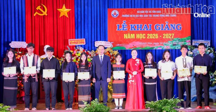 Nhà trường khen thưởng 10 học sinh đạt kết quả cao trong kỳ tuyển sinh năm học 2026 - 2027.