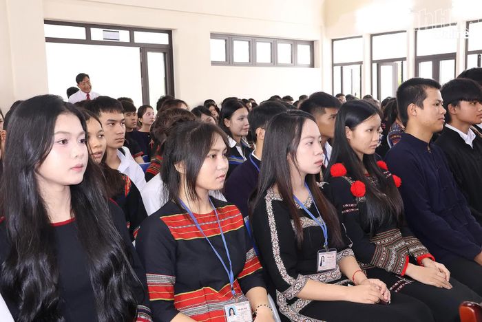 Các em học sinh trong trang phục truyền thống tại lễ khai giảng.