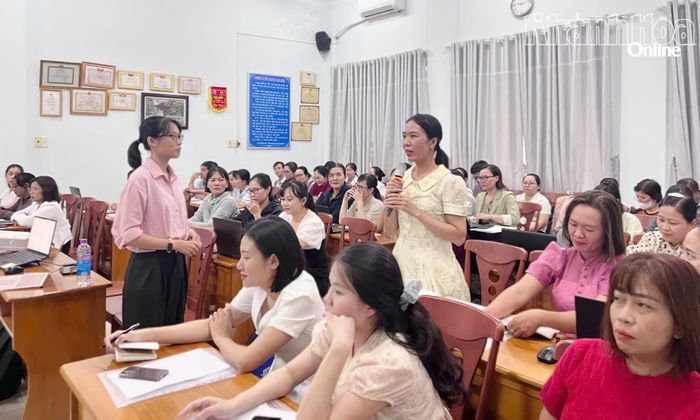 Các học viên trao đổi một số thắc mắc trong công tác quản lý chất thải y tế.