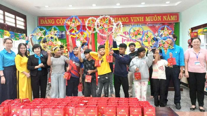 Lãnh đạo Liên đoàn Lao động tỉnh trao quà cho trẻ em có hoàn cảnh đặc biệt tại Trung tâm Công tác xã hội Ninh Thuận.