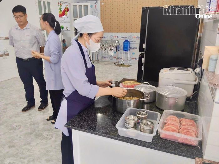 Thành viên Đoàn kiểm tra thực tế tại bếp ăn cơ sở Nhóm trẻ độc lập tư thục Vàng Anh.