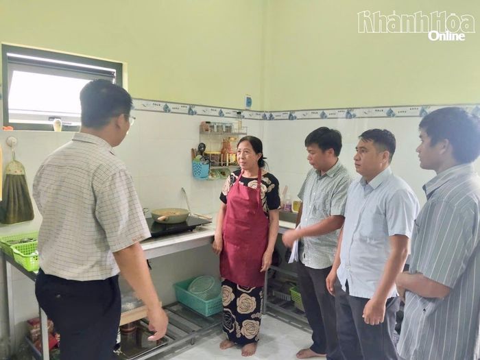 Đoàn kiểm tra bếp ăn cơ sở Nhóm trẻ độc lập tư thục Tuổi Thơ.