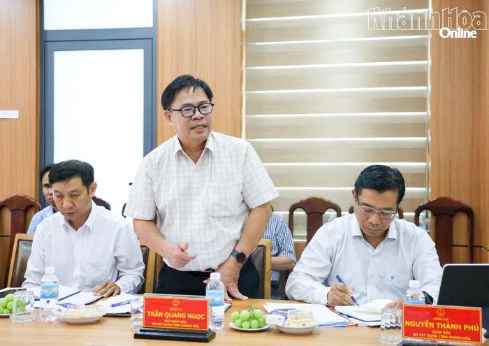 Lãnh đạo Sở Xây dựng giải trình một số ý kiến của đoàn giám sát.