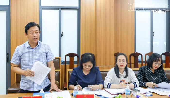 Thành viên đoàn giám sát tham gia ý kiến tại buổi làm việc.