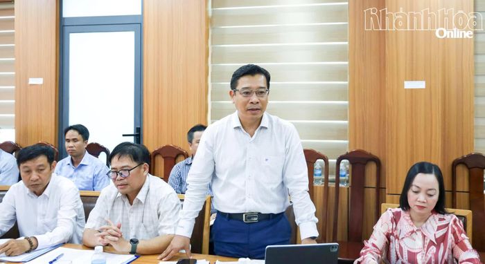 Giám đốc Sở Xây dựng Nguyễn Thành Phú báo cáo tại buổi làm việc.