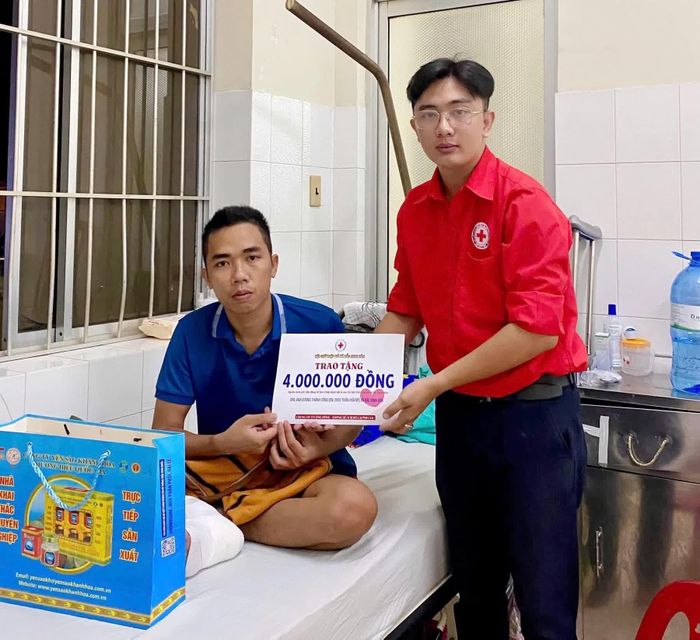 Lãnh đạo Hội Chữ thập đỏ xã Bắc Ninh Hòa trao hỗ trợ đột xuất kinh phí điều trị cho bệnh nhân.
