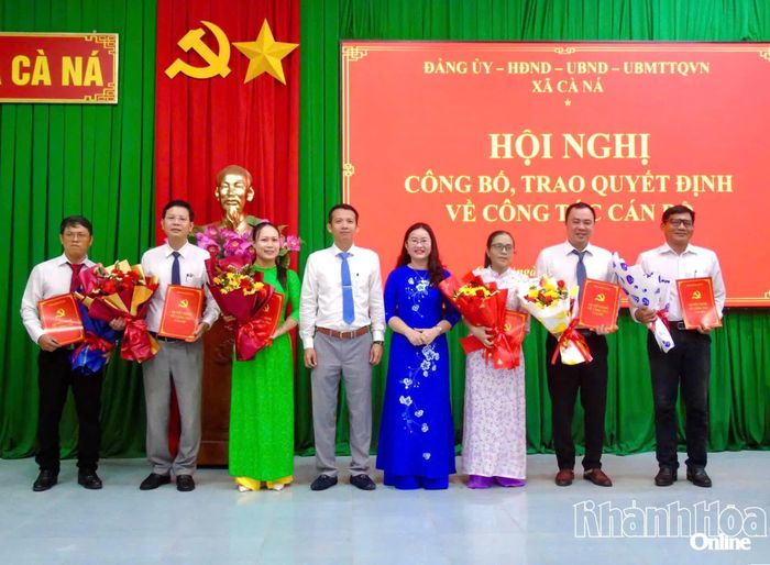 Lãnh đạo xã Cà Ná trao quyết định và tặng hoa chúc mừng các cán bộ được bổ nhiệm.