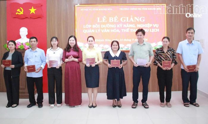 Các học viên nhận giấy chứng nhận hoàn thành chương trình bồi dưỡng.