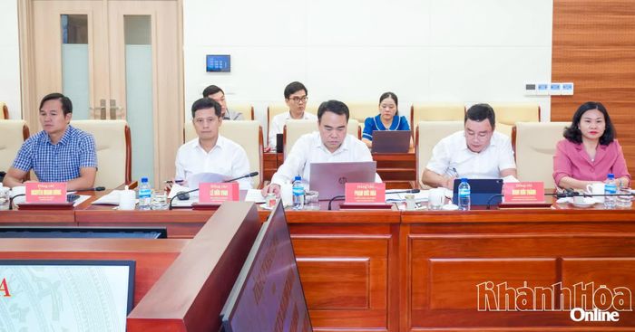Các đồng chí: Nguyễn Thị Tuyến, Đinh Hữu Thành và các thành viên Đoàn Kiểm tra, giám sát số 234 tham dự buổi làm việc.