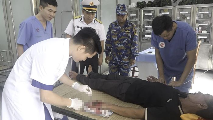Các y, bác sĩ phẫu thuật vết thương cho ngư dân.