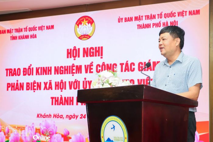 Phó Chủ tịch Ủy ban MTTQ Việt Nam tỉnh Khánh Hòa Lê Văn Hoan phát biểu tại hội nghị.