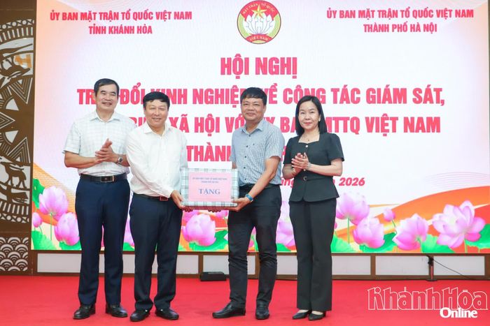 Đoàn công tác TP. Hà Nội tặng quà cho Ủy ban MTTQ Việt Nam tỉnh Khánh Hòa.