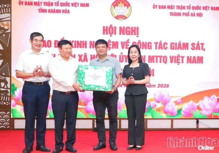 Lãnh đạo Ủy ban MTTQ Việt Nam tỉnh Khánh Hòa tặng quà cho đoàn công tác TP. Hà Nội.