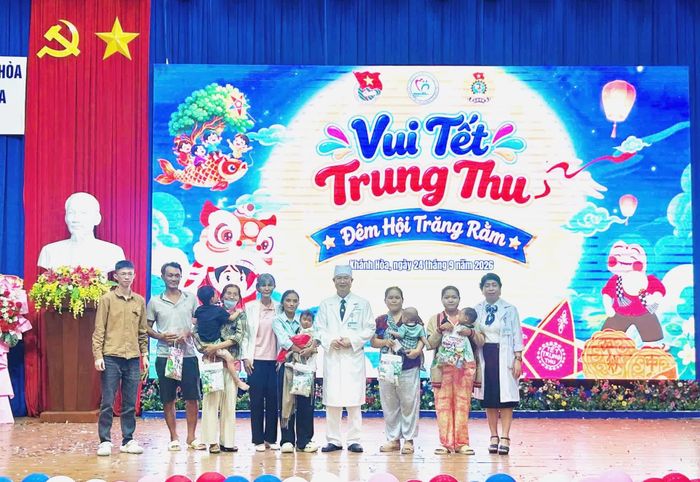 Lãnh đạo Bệnh viện Đa khoa Ninh Thuận trao quà cho các bệnh nhi.
