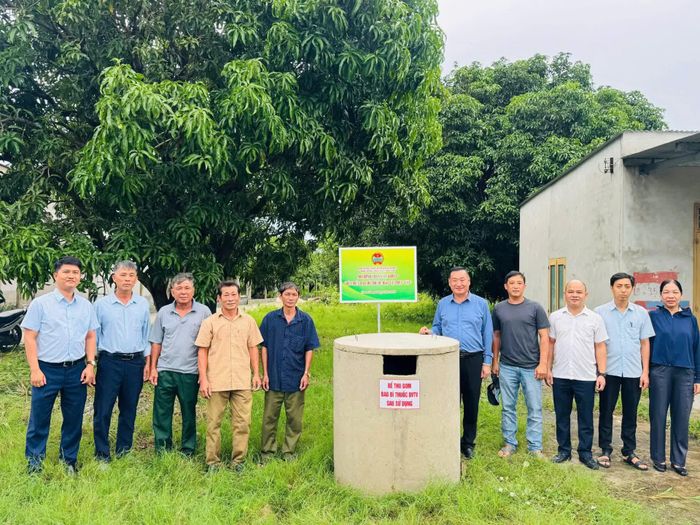 Lắp đặt bể chứa bao bì thuốc bảo vệ thực vật sau sử dụng tại thôn Bãi Giếng 1.