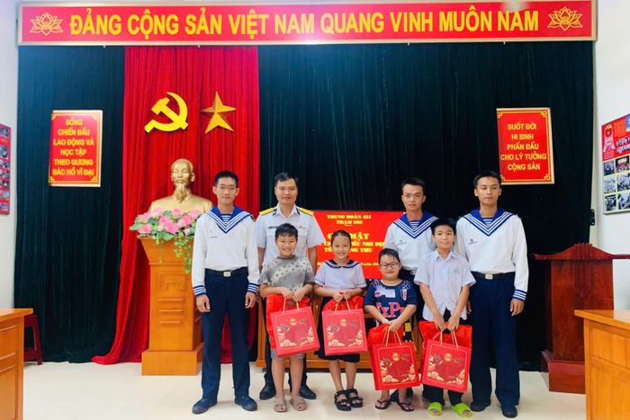 Tặng quà cho con em quân nhân Trạm ra-đa 560.