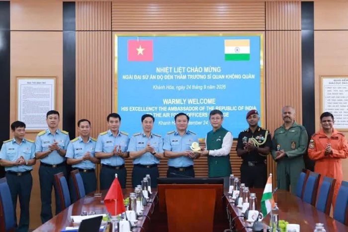 Đại tá Đoàn Thế Sơn tặng quà lưu niệm cho Đoàn Đại sứ quán Ấn Độ tại Việt Nam.