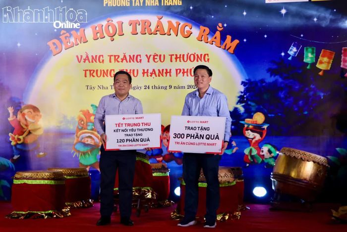 Đơn vị đồng hành trao bảng tượng trưng hỗ trợ kinh phí.