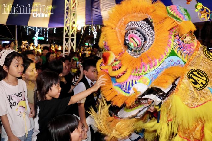 Các em thiếu nhi thích thú với màn biểu diễn múa lân trong chương trình.