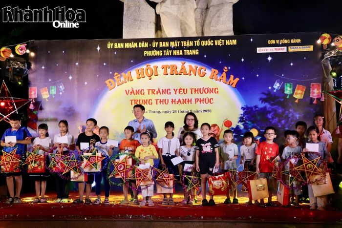 Các em thiếu nhi có hoàn cảnh khó khăn được nhận quà Trung thu tại chương trình.