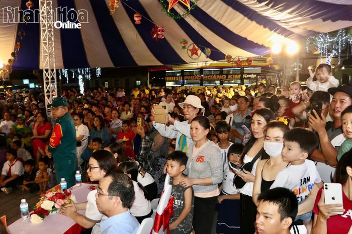 Đông đảo người dân và các em thiếu nhi tham gia đêm hội trăng rằm.