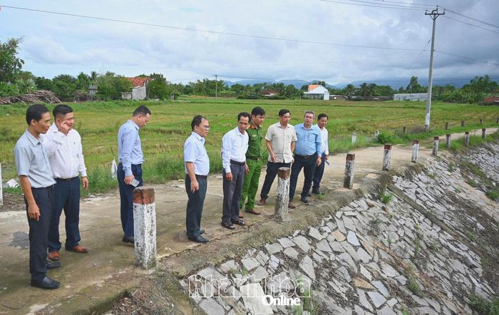 Đoàn kiểm tra thực tế tại khu vực gần cầu Đại Mỹ.