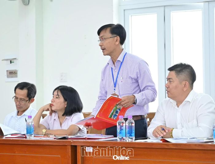 Đại diện phòng chuyên môn của xã Hòa Trí báo cáo tình hình.